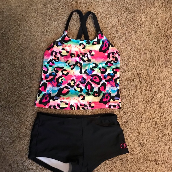 Girls tanking - Picture 1 of 2